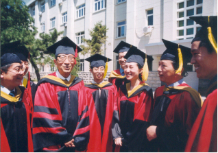 与博士毕业生在一起，2002年6月